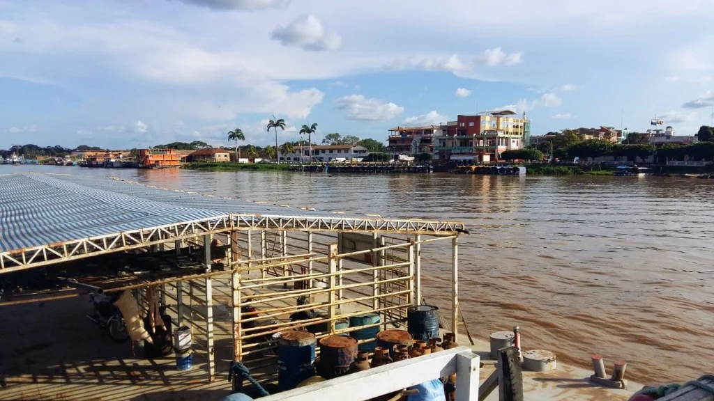 Cubierta de un barco de mercancías con el río Mamoré al fondo durante la travesía.