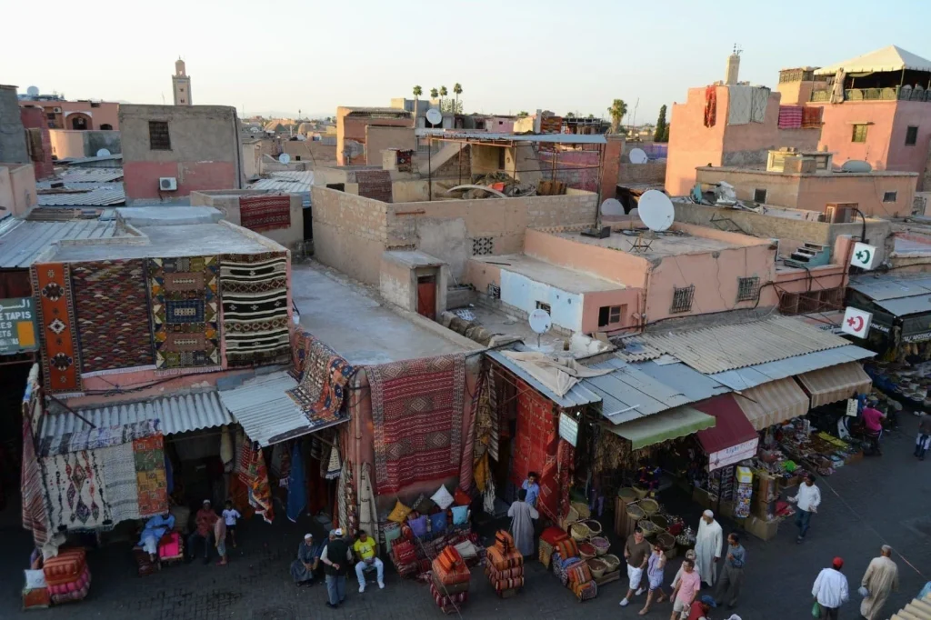 Calle y puestos del zoco de Marrakech con productos expuestos.