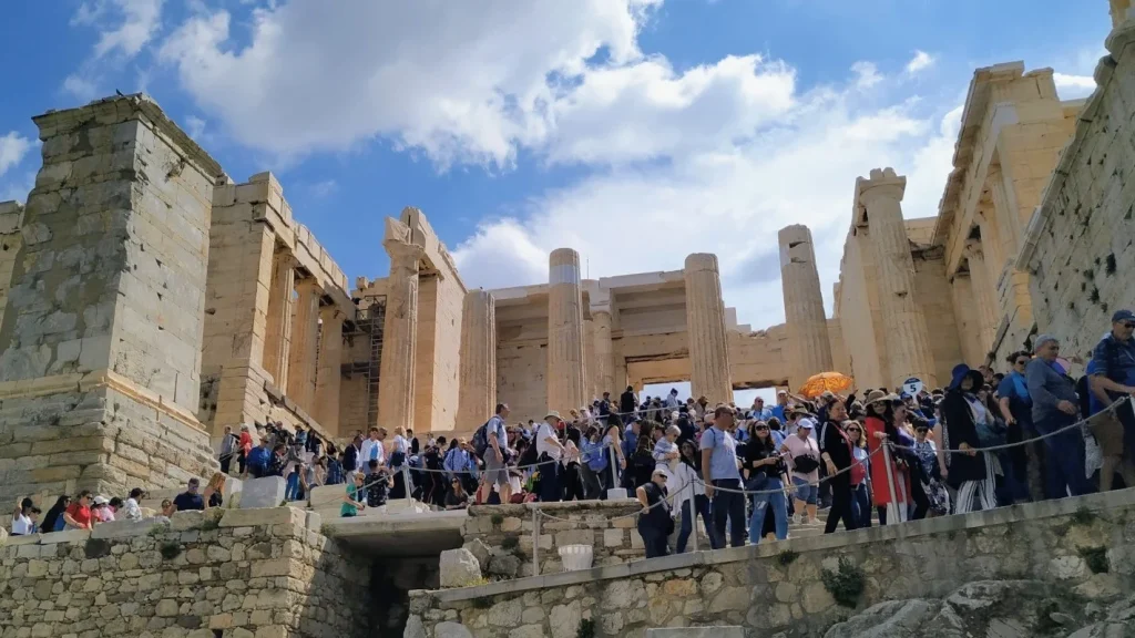 El Partenón más allá de la postal Visitantes en gran número alrededor del Partenón, en la Acrópolis de Atenas.