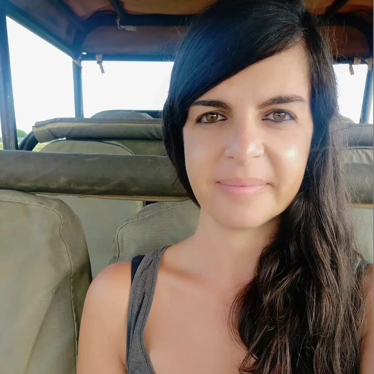 Laia Majà – Setdemón Retrato de Laia sentada en el interior de un vehículo abierto.